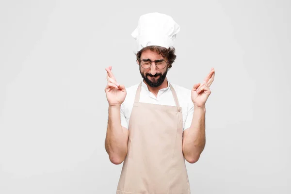 Joven Cocinero Loco Sintiéndose Nervioso Esperanzado Cruzando Los Dedos Orando — Foto de Stock