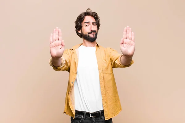 Jeune Homme Cool Fou Regardant Sérieux Malheureux Colère Mécontent Interdisant — Photo