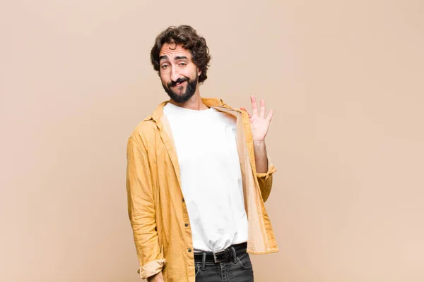 Giovane Pazzo Uomo Fresco Cercando Arrogante Successo Positivo Orgoglioso Puntando — Foto Stock