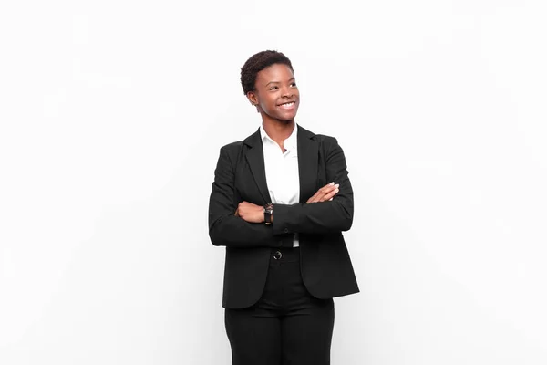 Genç Siyahi Kadın Mutlu Gururlu Umutlu Merak Eden Düşünen Beyaz — Stok fotoğraf