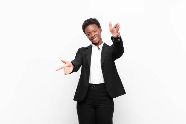 Young Pretty Black Womansmiling Cheerfully Giving Warm Friendly Loving Welcome — Stock Photo, Image