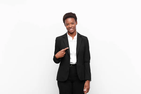 Genç Siyah Kadın Gururlu Kendinden Emin Mutlu Görünüyor Gülümsüyor Kendini — Stok fotoğraf
