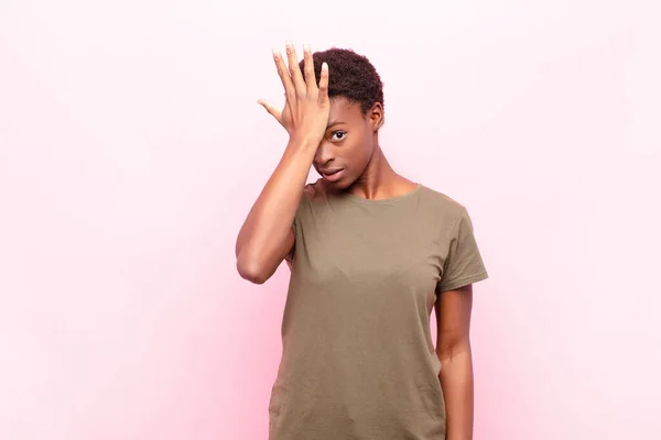 Young Pretty Black Womanraising Palm Forehead Thinking Oops Making Stupid — Stockfoto