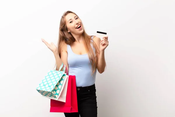 Mujer Rubia Yound Sentirse Feliz Sorprendido Alegre Sonriendo Con Actitud —  Fotos de Stock