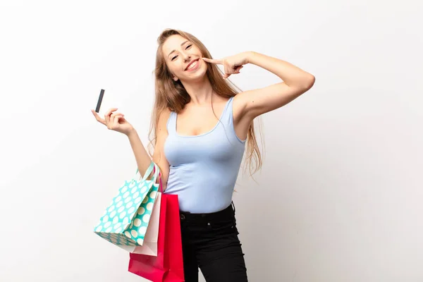 Mujer Rubia Yound Sonriendo Con Confianza Apuntando Propia Sonrisa Amplia —  Fotos de Stock