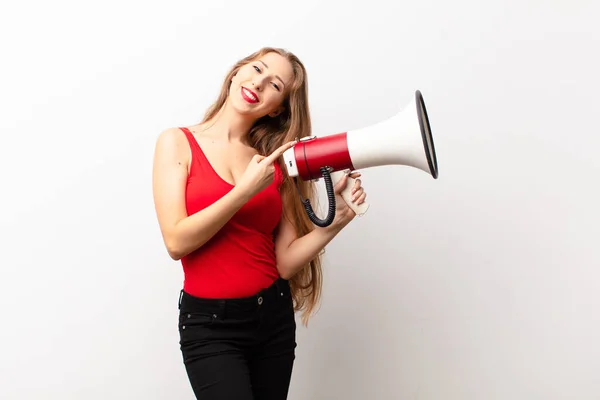 Yound Blond Kvinna Ler Och Ser Vänlig Visar Nummer Ett — Stockfoto