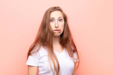 Genç sarışın kadın kendini cahil, kafası karışık ve hangi seçeneği seçeceği belirsiz hissederek sorunu çözmeye çalışıyor.