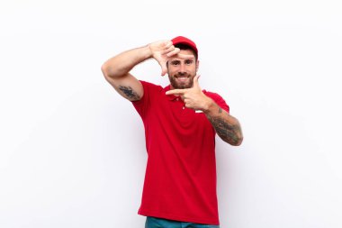 Mutlu, arkadaş canlısı ve pozitif hissetmek, gülümsemek ve elleriyle bir portre ya da fotoğraf çerçevesi yapmak. dağıtım konsepti