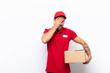 Gülüyor ve alnına şaplak atıyormuş gibi. Unuttum ya da aptalca bir hataydı. dağıtım konsepti 