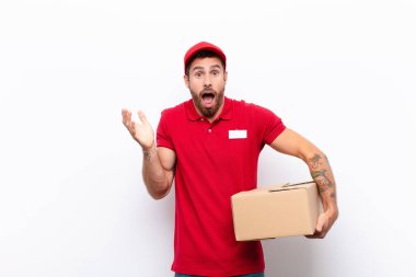 Şaşırdım ve heyecanlandım, güldüm, şaşırdım ve mutlu oldum çünkü beklenmedik bir sürprizdi. dağıtım konsepti