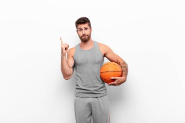 Genç yakışıklı bir adam, harika bir fikri fark ettikten sonra parmağını havaya kaldırıp 