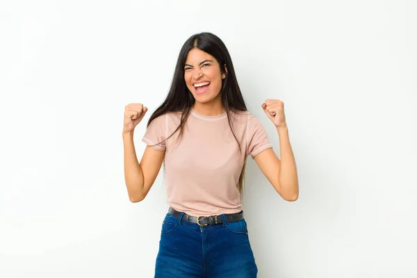 Genç Güzel Latin Kadın Mutlu Pozitif Başarılı Hissediyor Zaferi Başarıları — Stok fotoğraf
