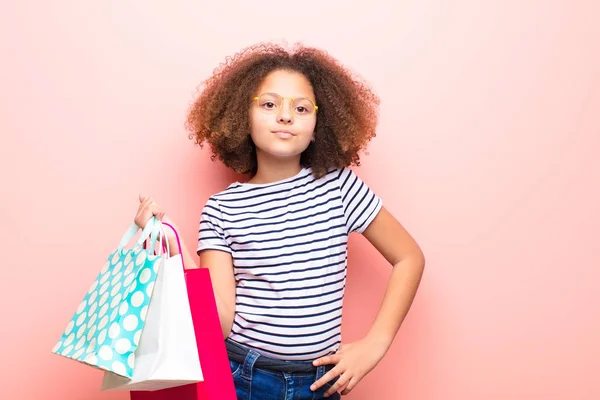 Africana Niña Americana Contra Pared Plana Con Bolsas Compras —  Fotos de Stock