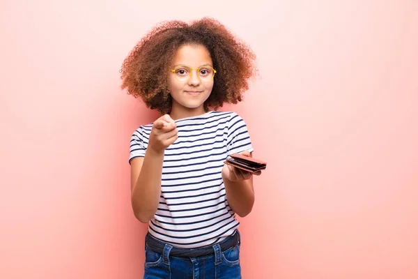 Niña Afroamericana Contra Pared Plana Con Billetera — Foto de Stock