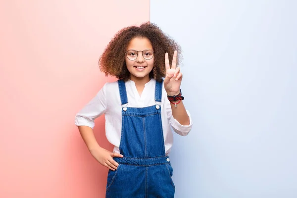 Afrikaans Amerikaans Meisje Glimlachend Vriendelijk Nummer Twee Tweede Met Hand — Stockfoto