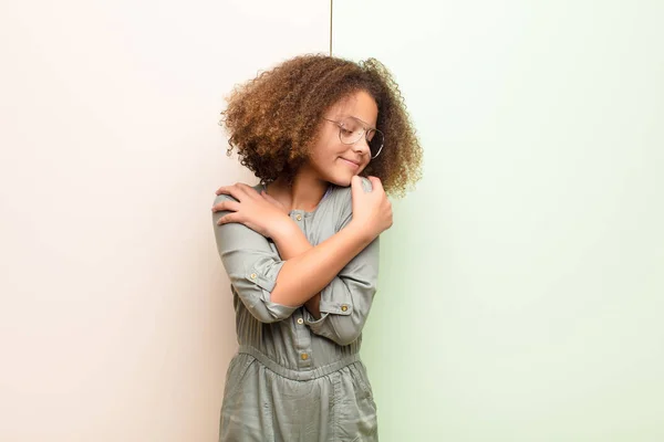 Niñita Afroamericana Sintiéndose Enamorada Sonriendo Abrazándose Abrazándose Misma Manteniéndose Soltera — Foto de Stock