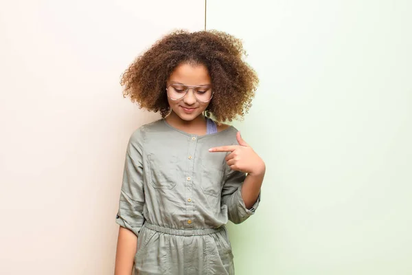 Africano Americano Menina Sorrindo Alegre Casualmente Olhando Para Baixo Apontando — Fotografia de Stock