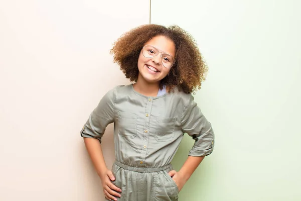 Bambina Afroamericana Sorridente Allegramente Casualmente Con Espressione Positiva Felice Sicura — Foto Stock