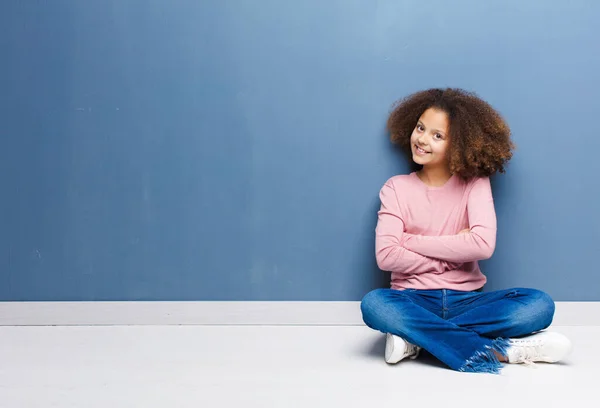 Niña Afroamericana Sonriendo Cámara Con Los Brazos Cruzados Una Expresión — Foto de Stock