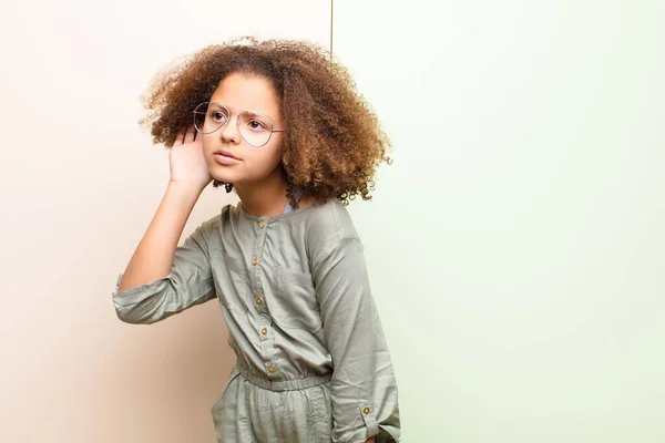 Afro Amerikan Küçük Kızı Ciddi Meraklı Görünüyor Dinliyor Gizli Bir — Stok fotoğraf