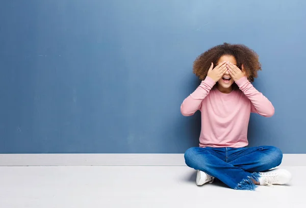 Afrikaans Amerikaans Meisje Glimlachend Zich Gelukkig Voelend Ogen Bedekkend Met — Stockfoto