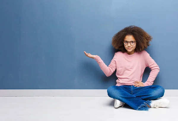 Afrikaans Amerikaans Meisje Glimlachend Zelfverzekerd Succesvol Gelukkig Met Concept Idee — Stockfoto