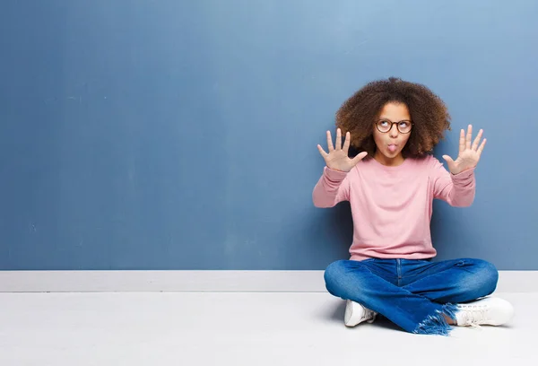 Afrikanska Amerikanska Lilla Flicka Ler Och Ser Vänlig Visar Nummer — Stockfoto