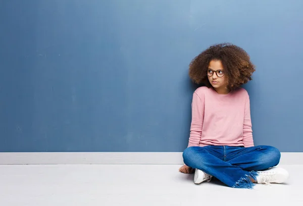 Afrikanisch Amerikanisches Kleines Mädchen Das Traurig Aufgebracht Oder Wütend Ist — Stockfoto
