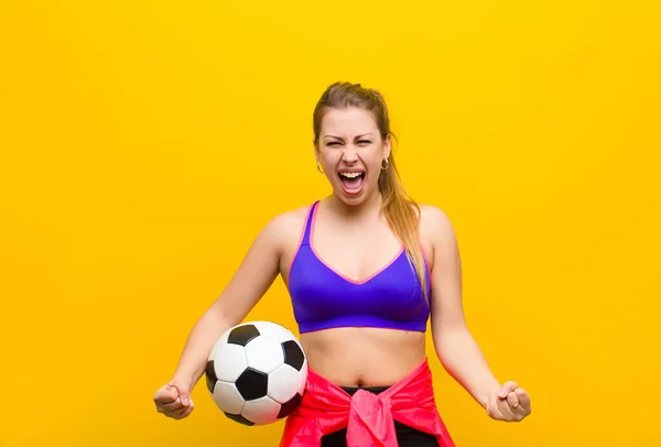 Jonge Blonde Vrouw Met Een Voetbal Sportconcept — Stockfoto