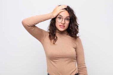 Genç ve güzel bir kadın unutulmuş bir süre için panikliyor, stresli hissediyor, bir pisliği örtbas etmek zorunda kalıyor ya da beyaz duvara karşı hata yapıyor.