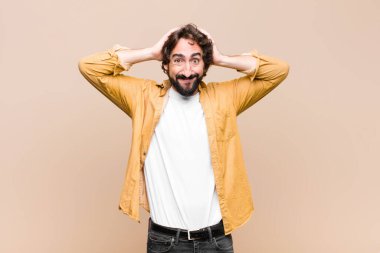 Genç çılgın havalı adam mutlu, kaygısız, arkadaş canlısı ve rahat görünüyor hayattan ve başarıdan keyif alıyor, yassı duvara karşı pozitif bir tutum sergiliyor.