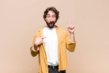 Genç, çılgın, havalı bir adam gururlu ve şaşırmış, kendine güvenen, düz duvara karşı bir numara gibi hisseden.