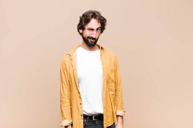 Genç, çılgın, havalı bir adam kafası karışık ve kuşkulu, merak ediyor ya da düz duvara karşı karar vermeye çalışıyor.