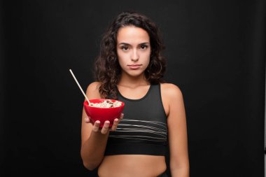 Genç, güzel bir kadın üzgün ve mızmızlanıyor. Mutsuz bir bakışla ağlıyor. Olumsuz ve hayal kırıklığına uğramış bir tavırla ağlıyor.