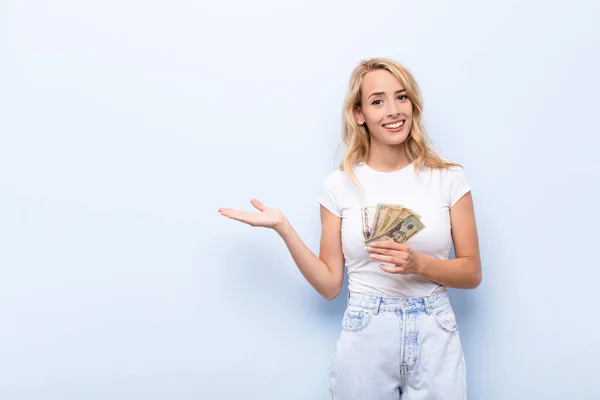 Ung Blond Kvinna Ler Glatt Känner Sig Lycklig Och Visar — Stockfoto
