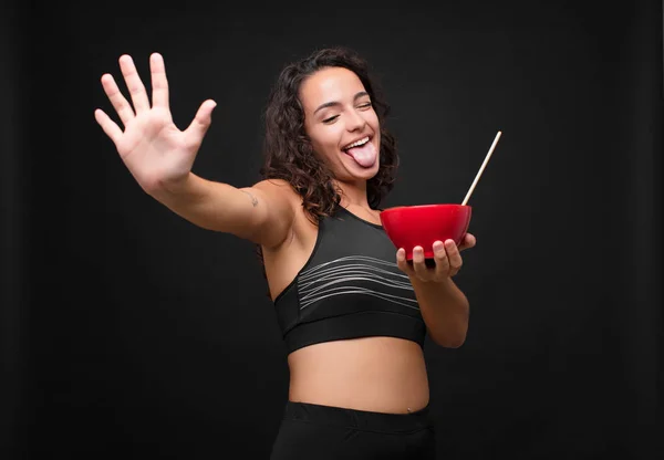 Joven Bonita Mujer Sonriendo Buscando Amigable Mostrando Número Cinco Quinto —  Fotos de Stock