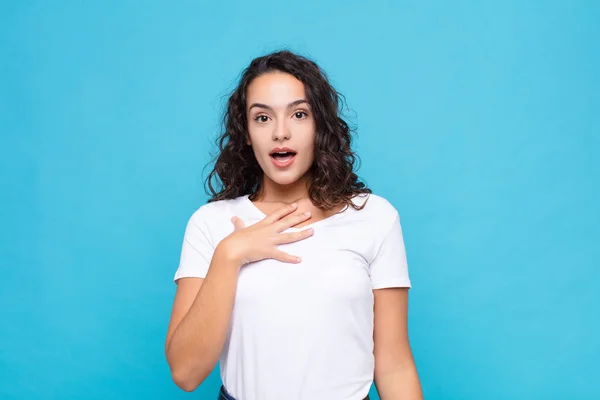 Jovem Mulher Bonita Sentindo Chocado Surpreso Surpreso Com Mão Peito — Fotografia de Stock