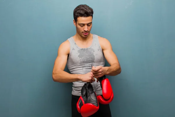 Jonge Arabische man met bokshandschoenen — Stockfoto