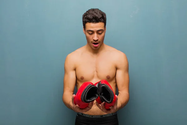 Boks eldivenli genç bir Arap. spor konsepti — Stok fotoğraf