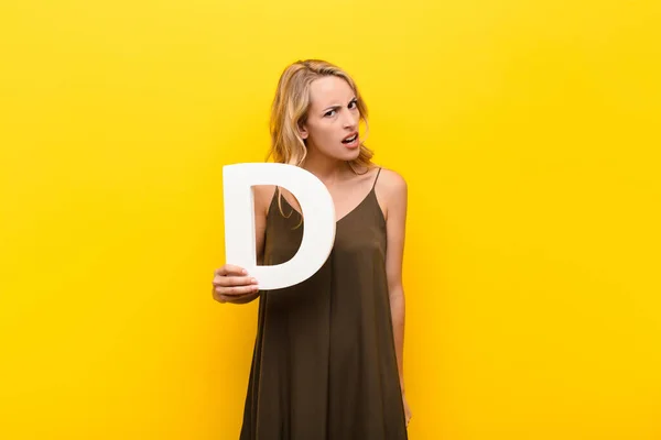 Młoda Blondynka Zły Gniew Niezgoda Trzymając Literę Alfabetu Aby Utworzyć — Zdjęcie stockowe