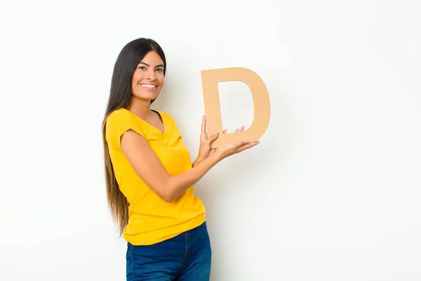 Młoda Latynoska Ładna Kobieta Podekscytowany Szczęśliwy Radosny Trzymając Literę Alfabetu — Zdjęcie stockowe