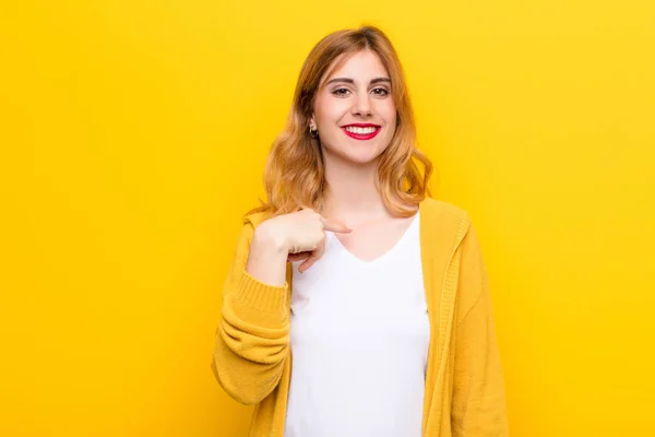 Jovem Mulher Bonita Loira Olhar Feliz Orgulhoso Surpreso Alegremente Apontando — Fotografia de Stock