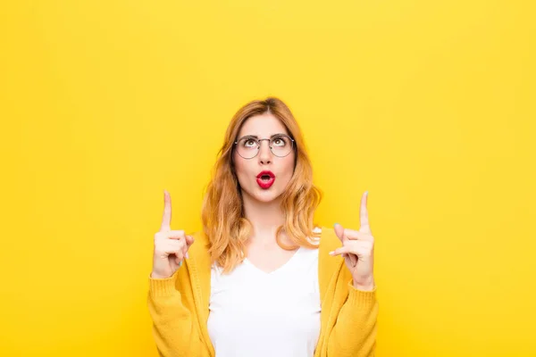 Young Pretty Blonde Woman Feeling Awed Open Mouthed Pointing Upwards — Stock Photo, Image