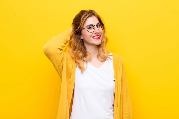 Jovem Mulher Bonita Loira Sorrindo Alegre Casualmente Tomando Mão Para — Fotografia de Stock