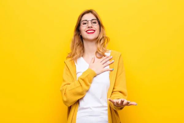 Ung Söt Blond Kvinna Känner Sig Glad Och Kär Ler — Stockfoto