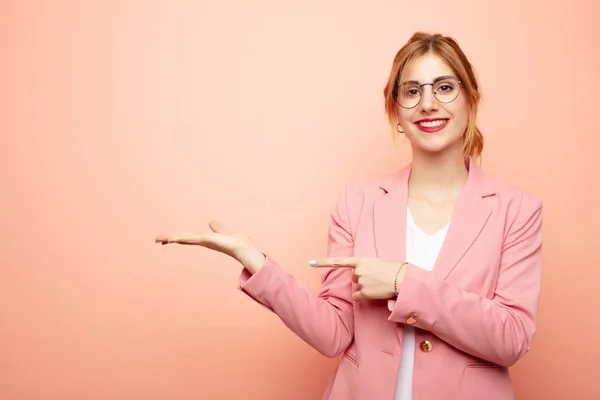 Ung Söt Blond Kvinna Ler Känner Sig Lycklig Bekymmerslös Och — Stockfoto