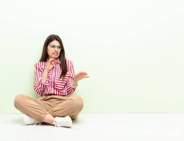 Genç, güzel bir kadın tiksinti ve mide bulantısı hissediyor. Pis, kokan ya da kokan bir şeyden uzak duruyor.