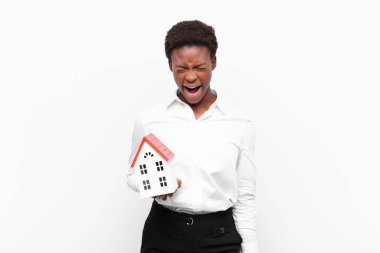 Genç ve güzel siyahi kadın agresif bir şekilde bağırıyor, çok kızgın, sinirli, öfkeli ya da sinirli görünüyor, hayır diye bağırıyor.