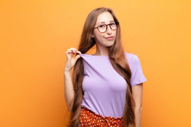 Genç sarışın kadın kibirli, başarılı, pozitif ve gururlu görünüyor.