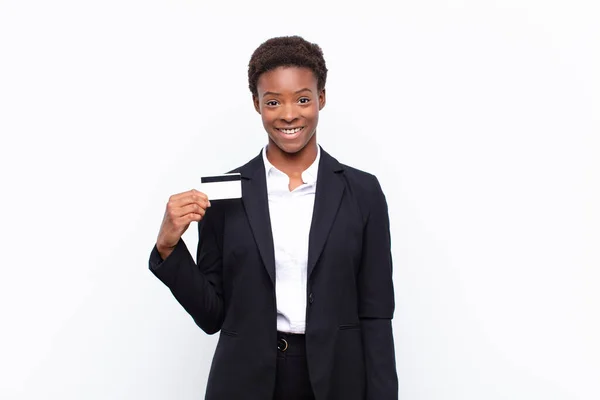 Ung Söt Svart Kvinna Ser Glad Och Positivt Överraskad Upphetsad — Stockfoto